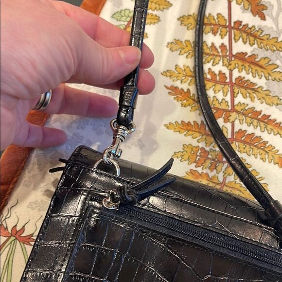 Sleek Black Crossbody Bag with Textured Leather - Picture 8 of 8